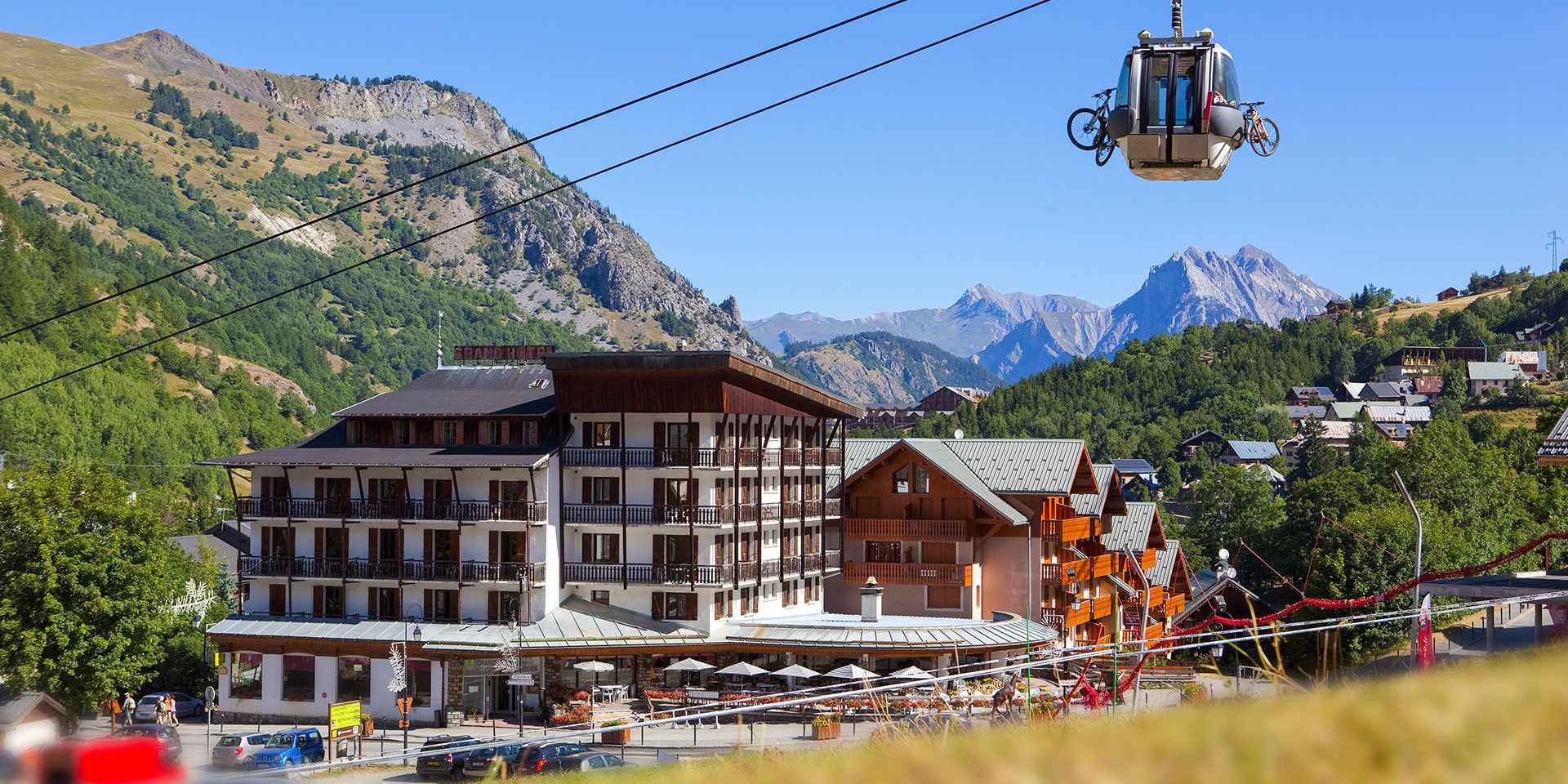 Grand Hôtel de Valloire en journée en été