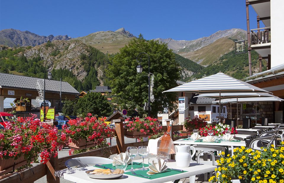 restaurant en terrasse au Grand Hôtel de Valloire 